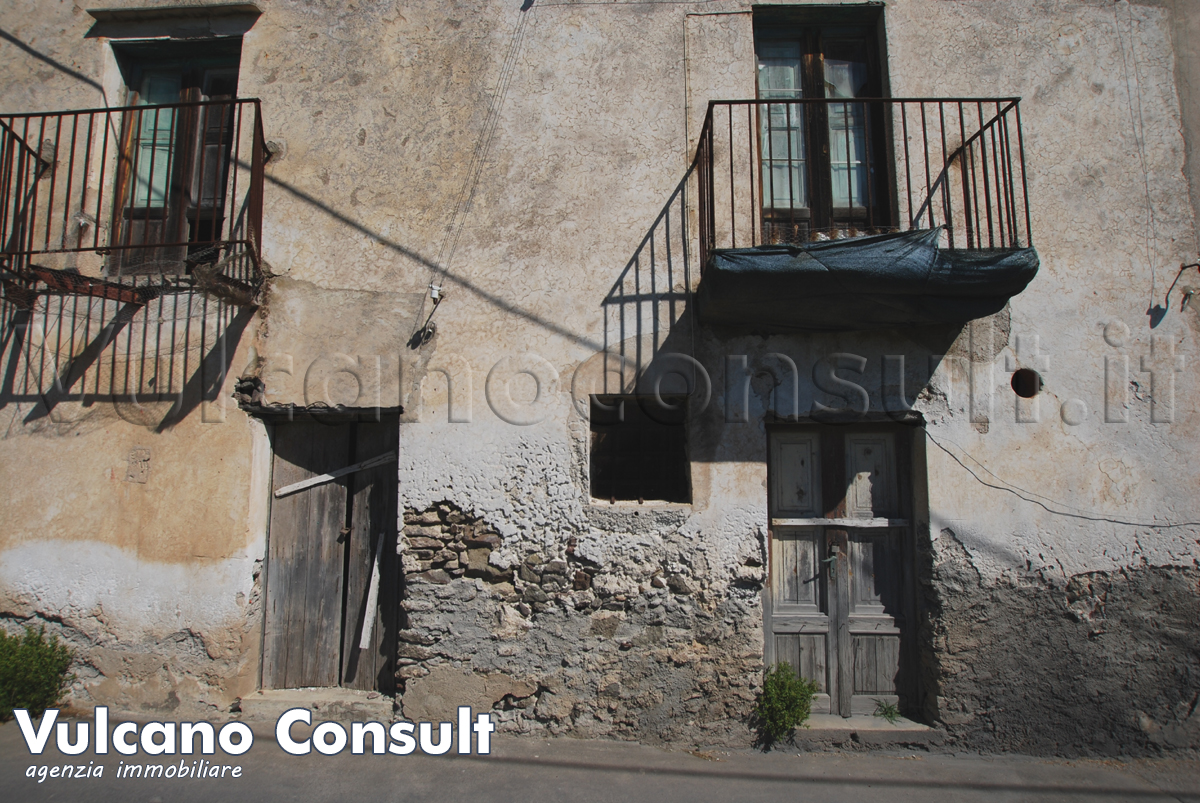 Fabbricato e terreno edificabile Pianoconte