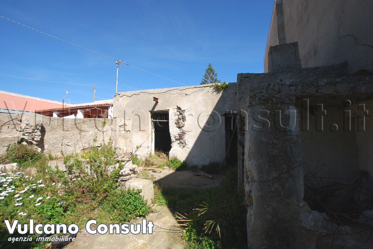 Fabbricato e terreno edificabile Pianoconte