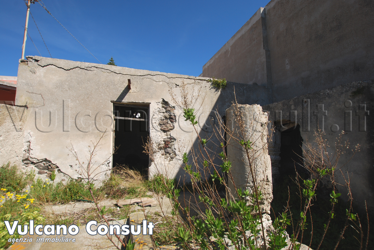 Fabbricato e terreno edificabile Pianoconte