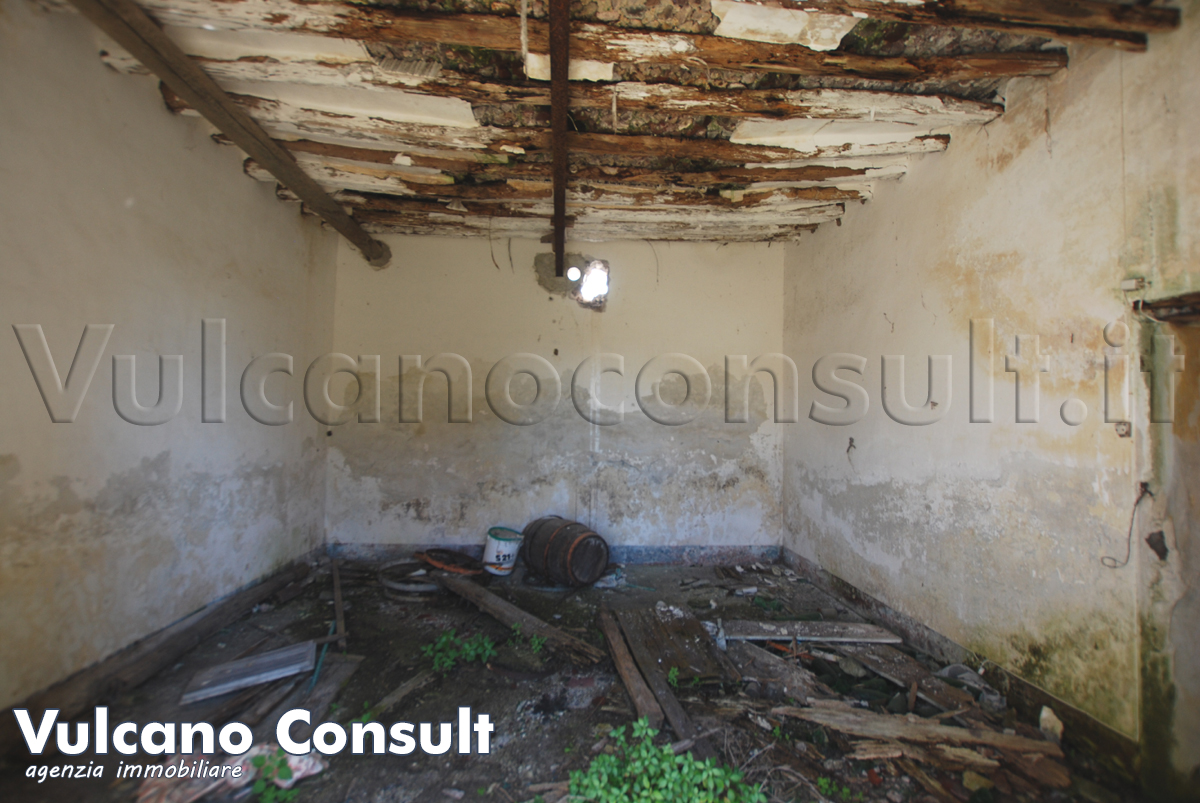 Fabbricato e terreno edificabile Pianoconte