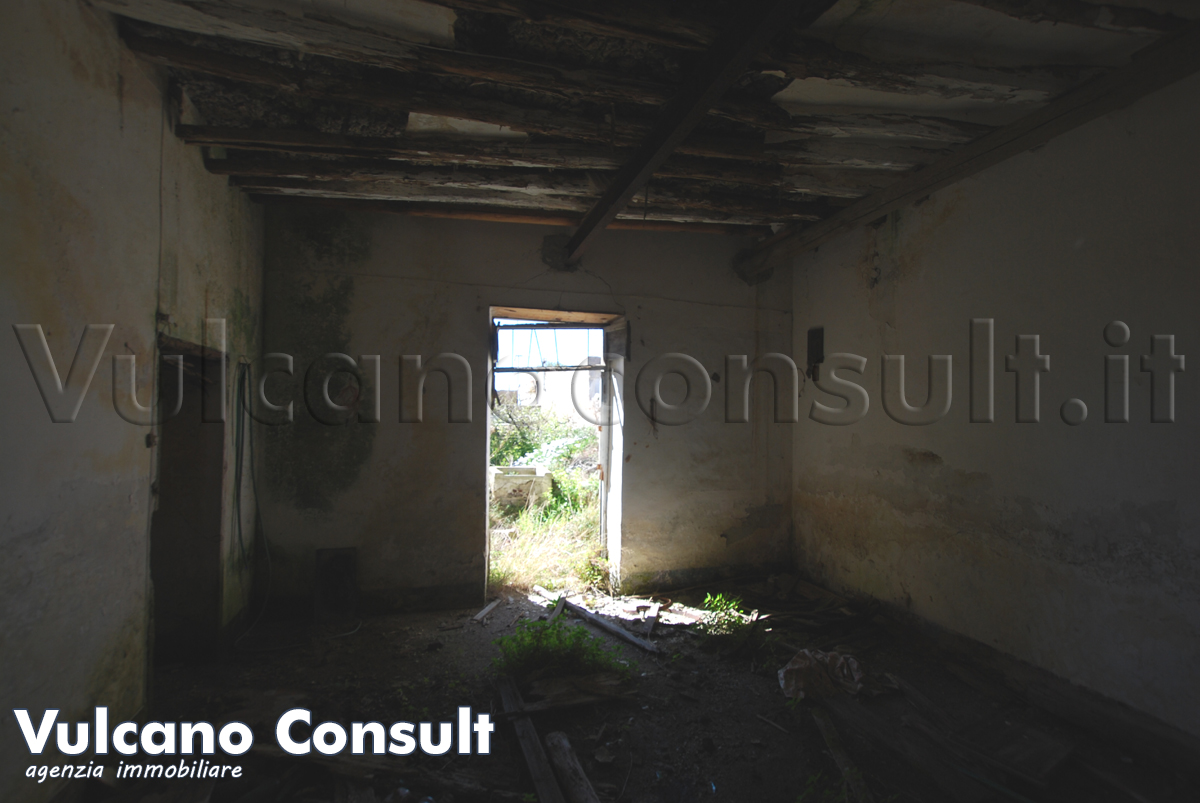 Fabbricato e terreno edificabile Pianoconte