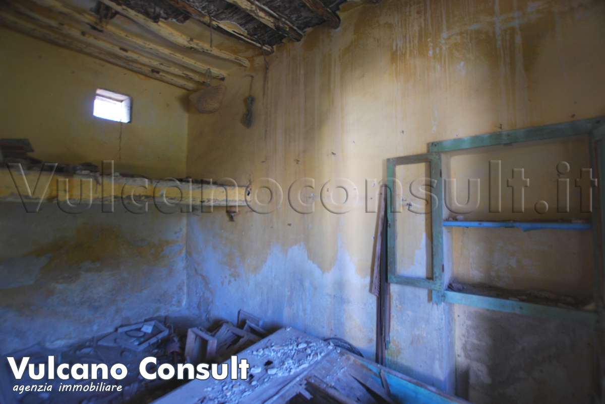 Fabbricato e terreno edificabile Pianoconte