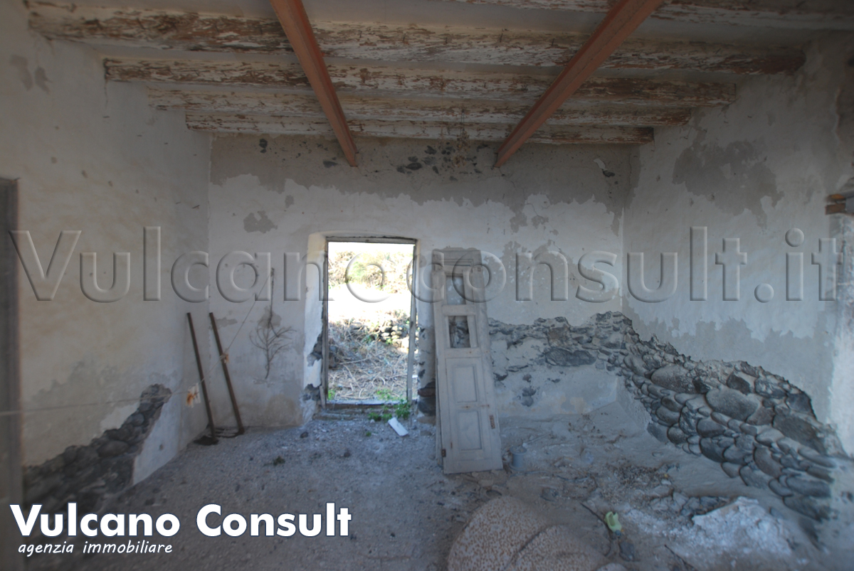 Rudere sul mare con progetto