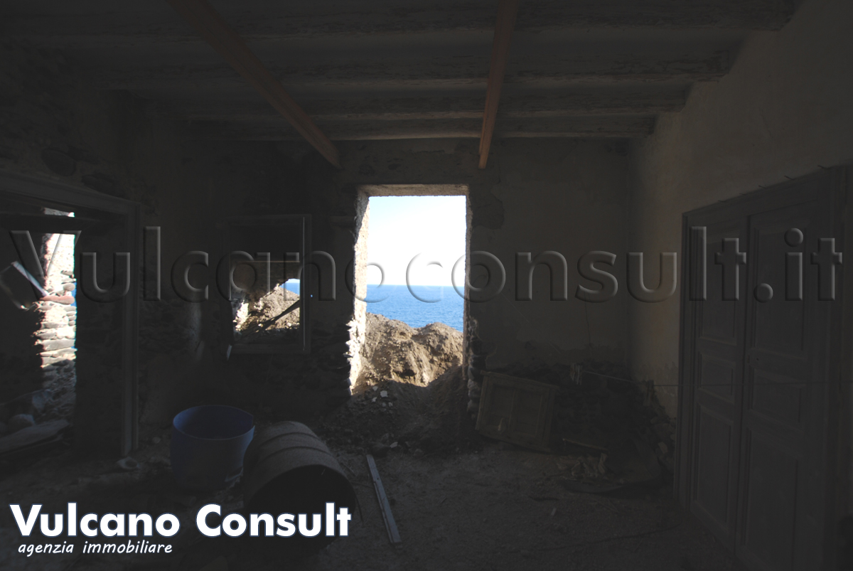 Rudere sul mare con progetto