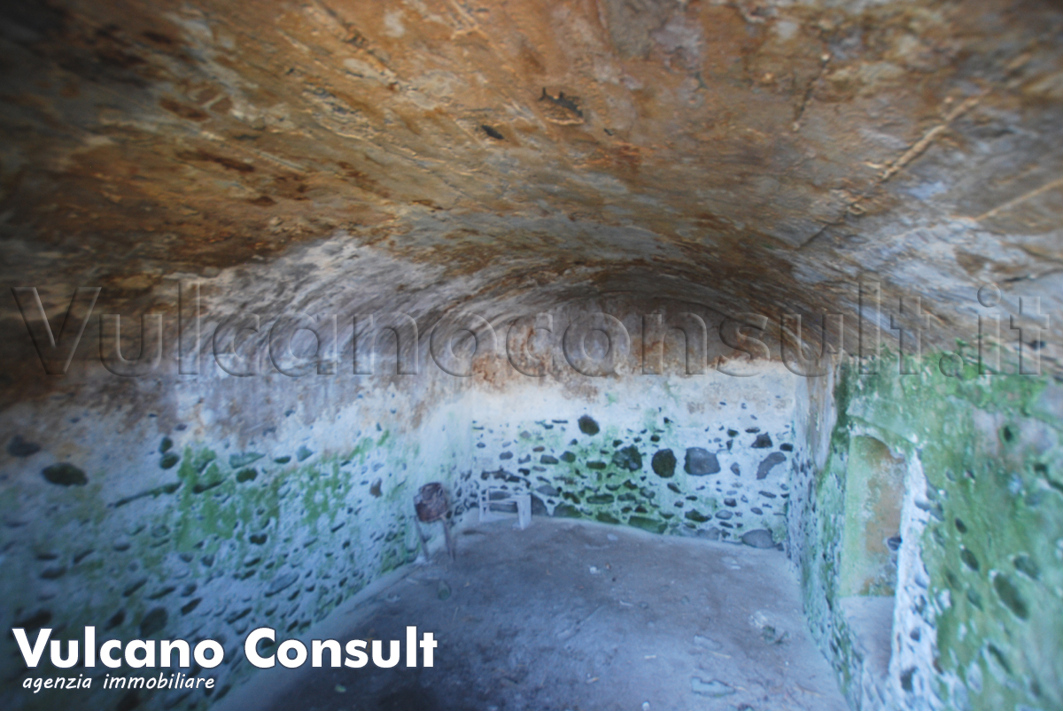 Rudere sul mare con progetto