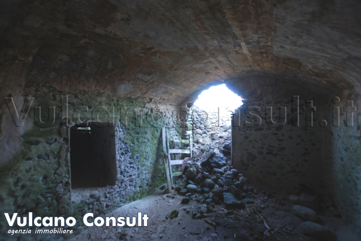 Rudere sul mare con progetto