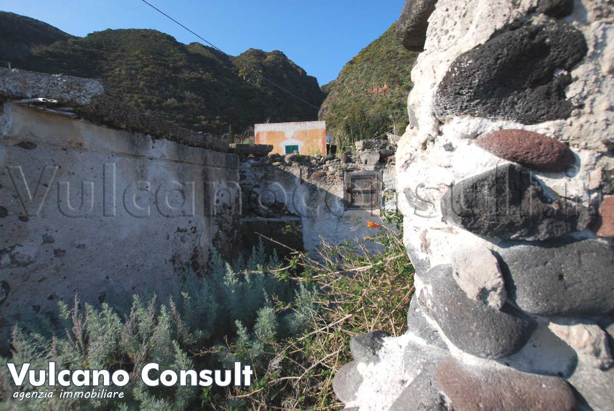 Rudere sul mare con progetto