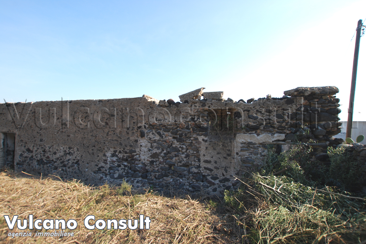 Rudere sul mare con progetto