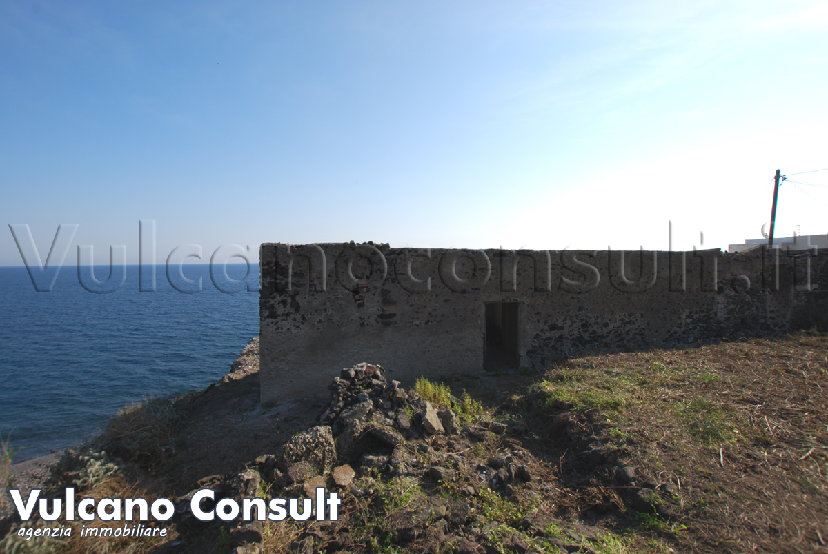 Rudere sul mare con progetto