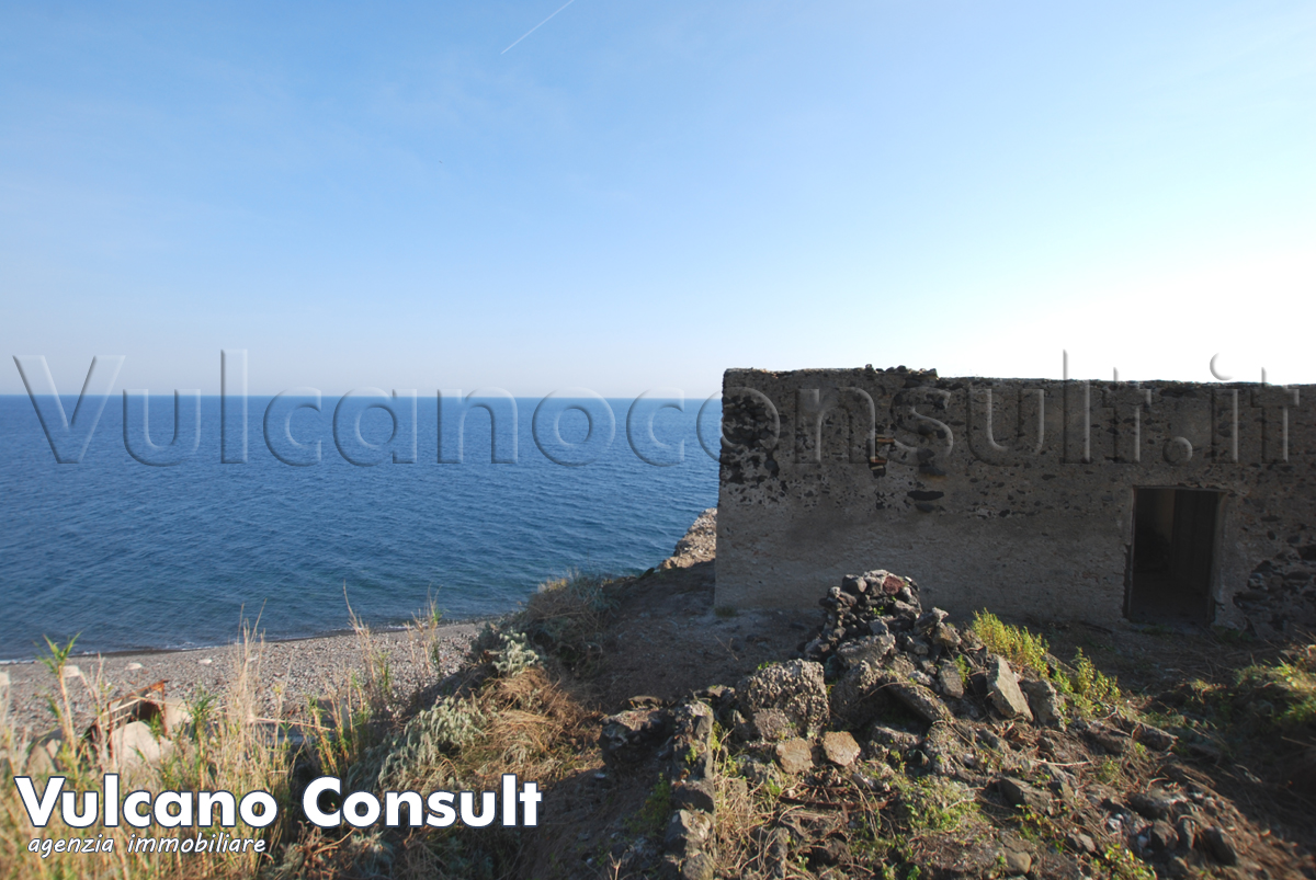 Rudere sul mare con progetto