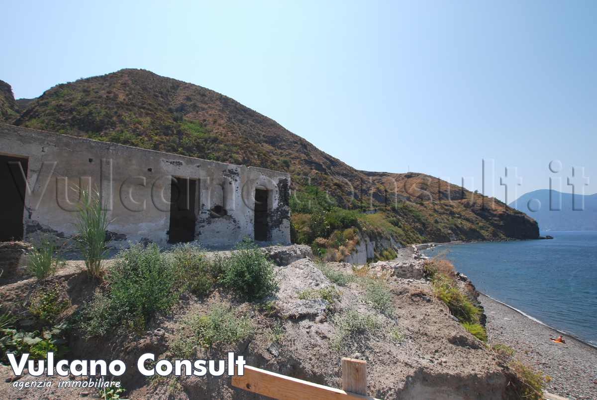 Rudere sul mare con progetto