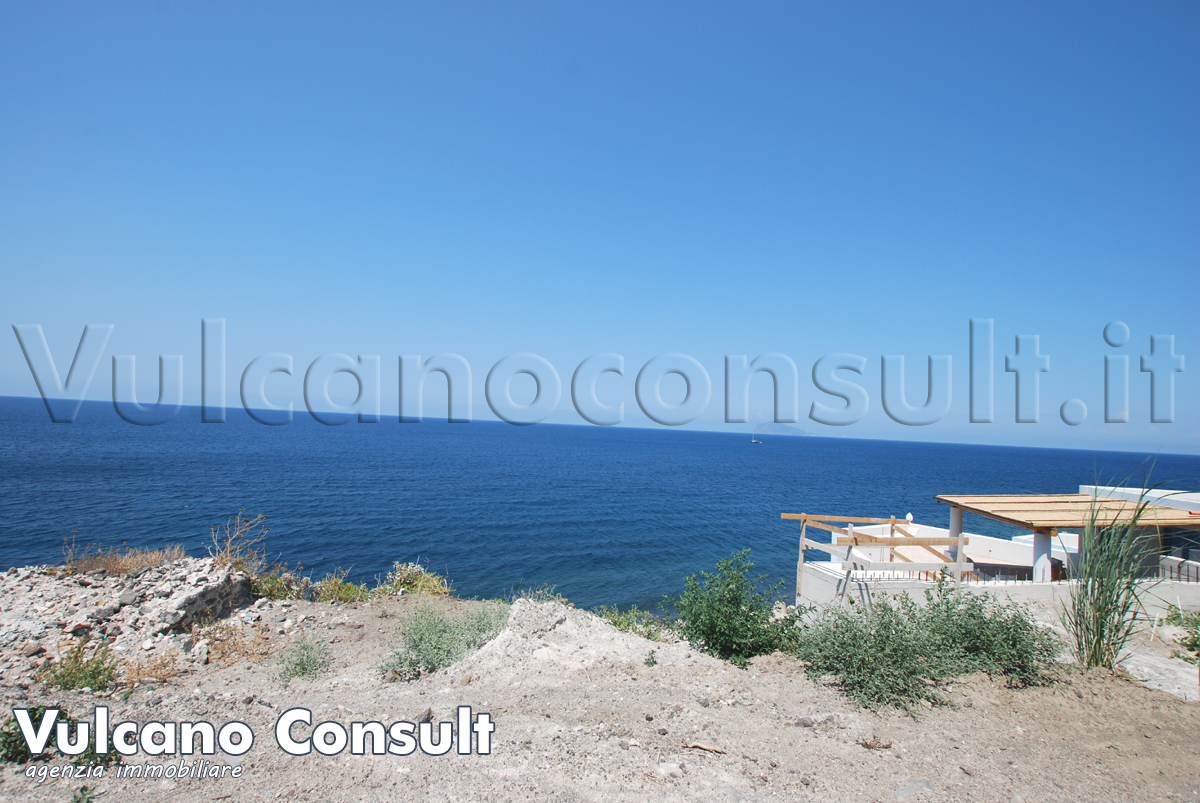 Rudere sul mare con progetto