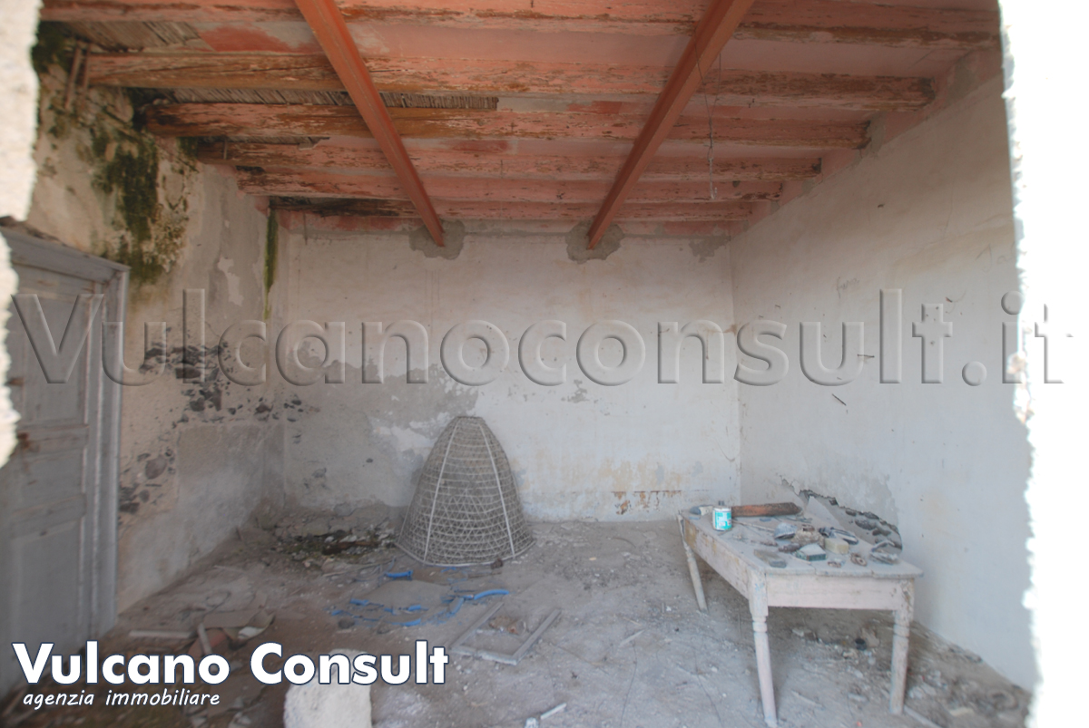 Rudere sul mare con progetto