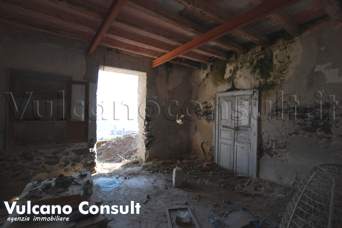 Rudere sul mare con progetto