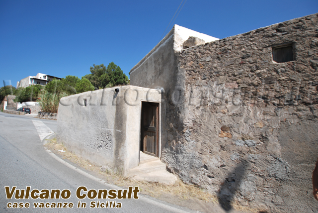 Casa tipica e rudere con terreno