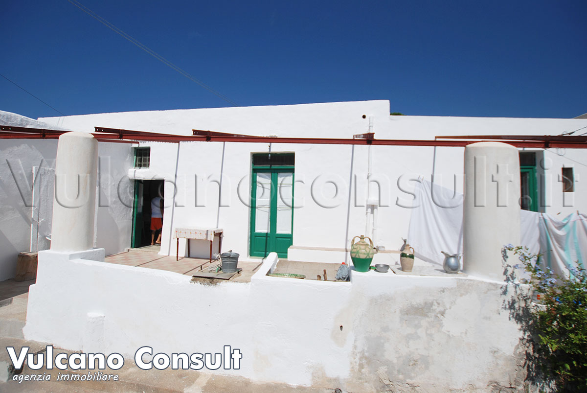 Casa tipica e rudere con terreno