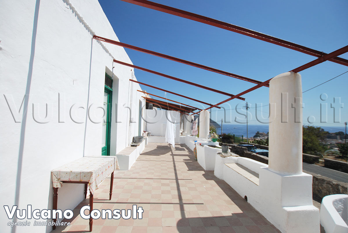 Casa tipica e rudere con terreno