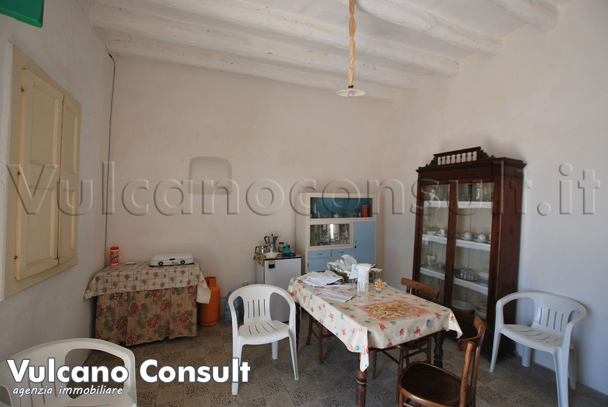 Casa tipica e rudere con terreno