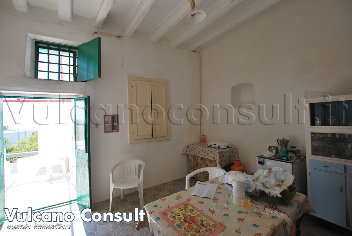 Casa tipica e rudere con terreno