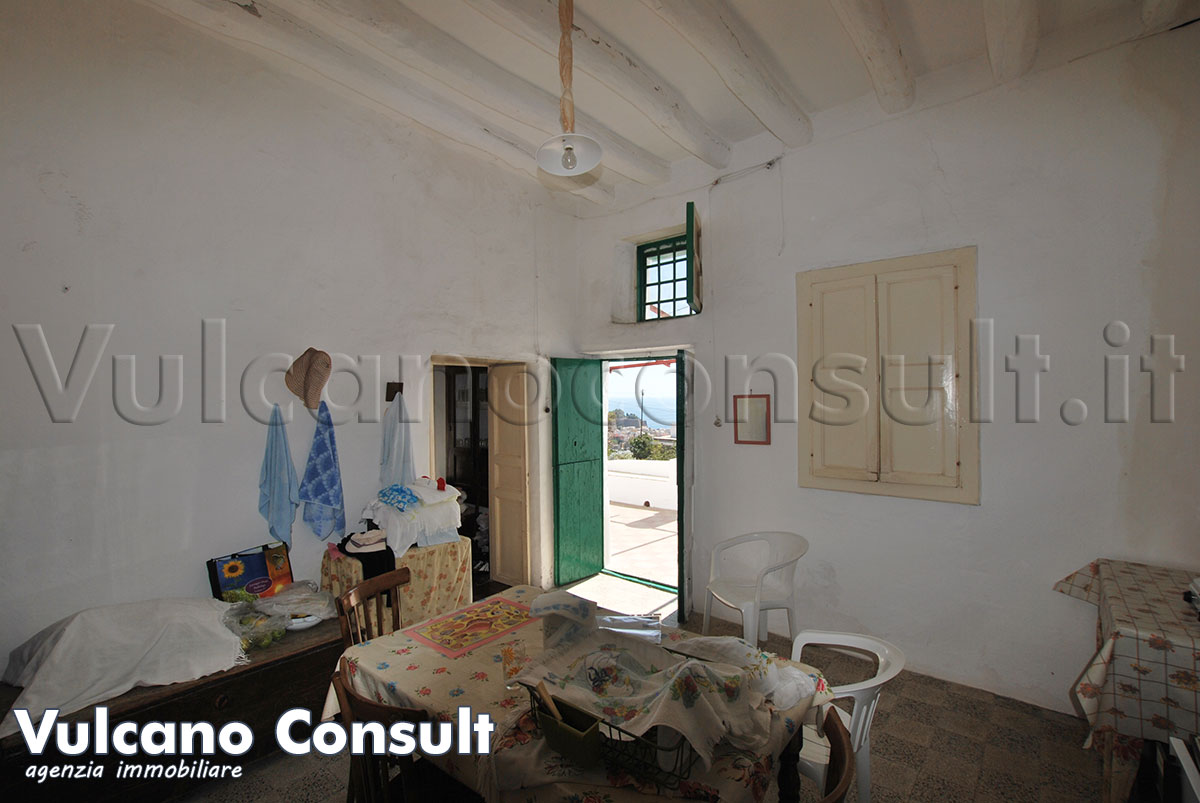 Casa tipica e rudere con terreno