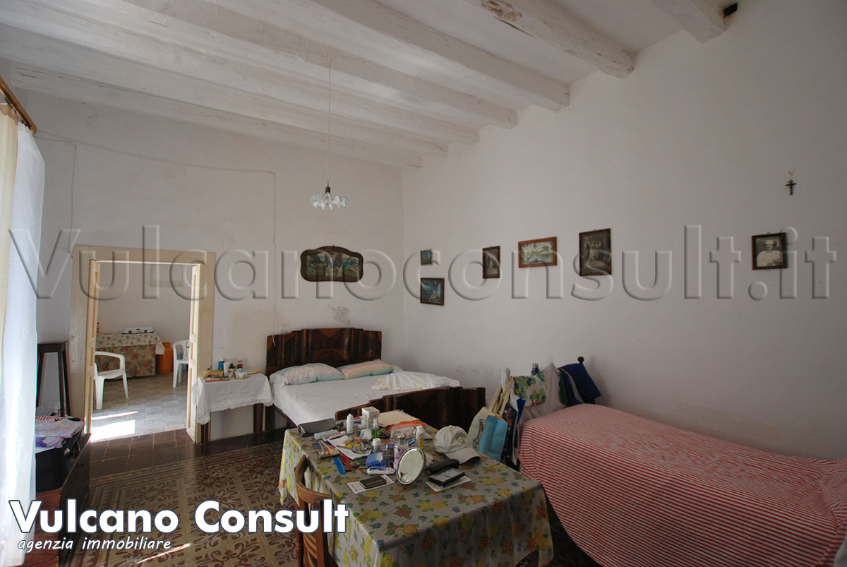 Casa tipica e rudere con terreno