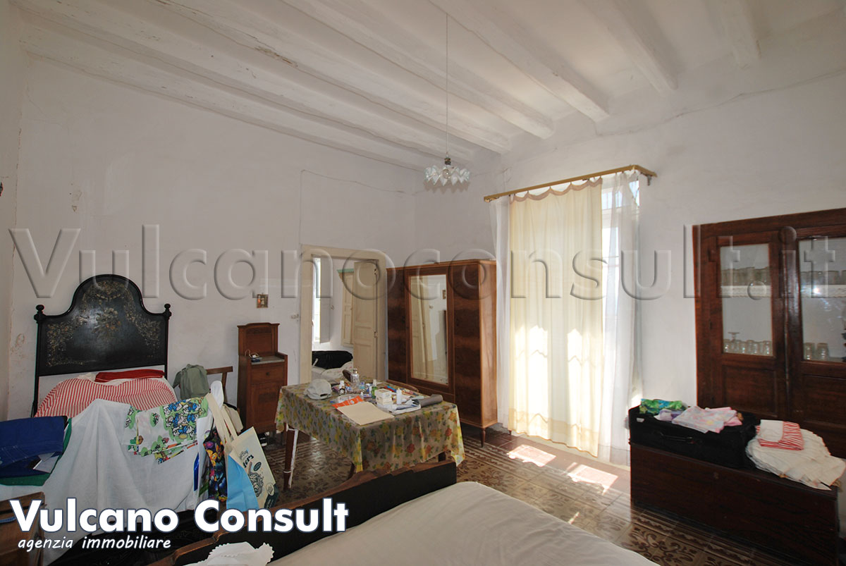 Casa tipica e rudere con terreno