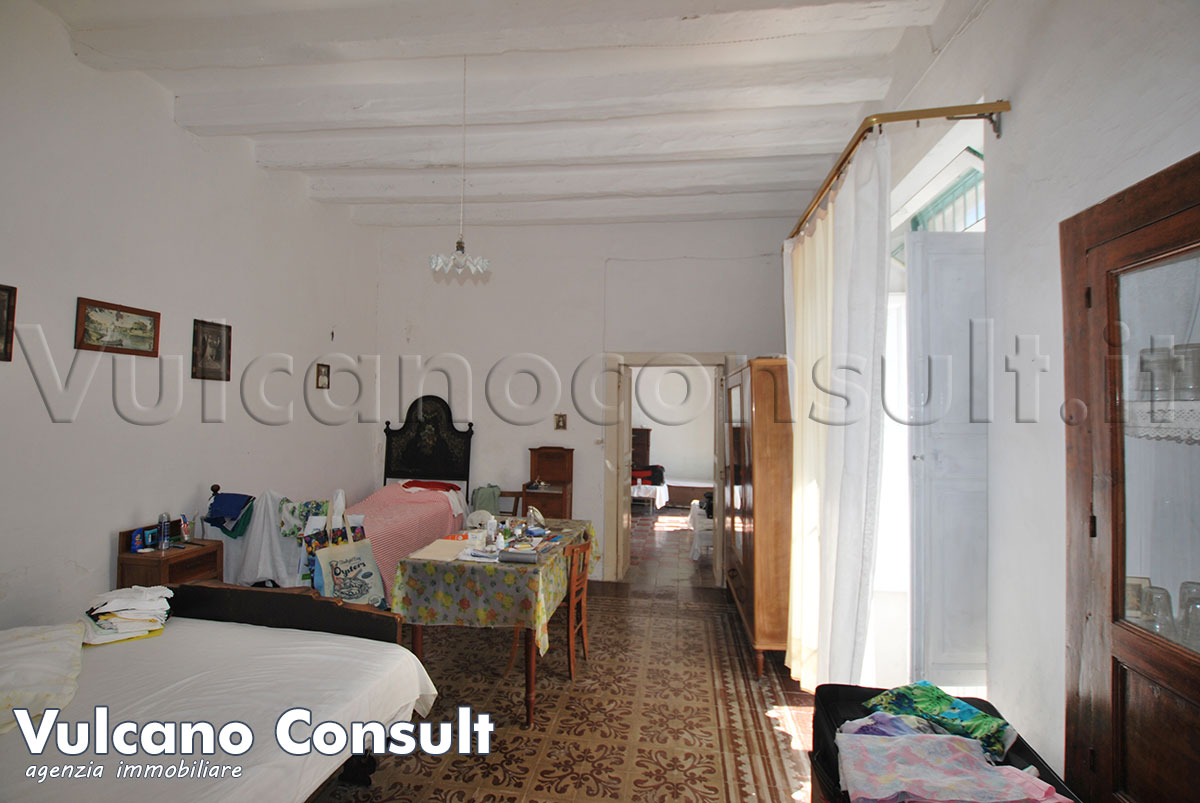 Casa tipica e rudere con terreno