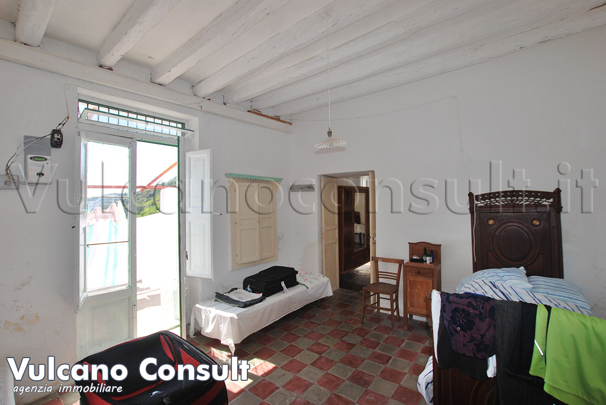 Casa tipica e rudere con terreno