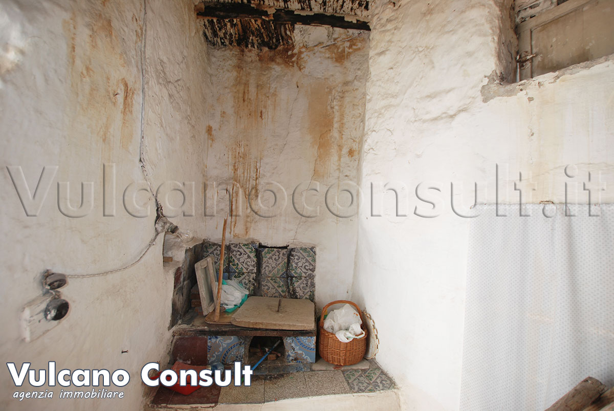Casa tipica e rudere con terreno