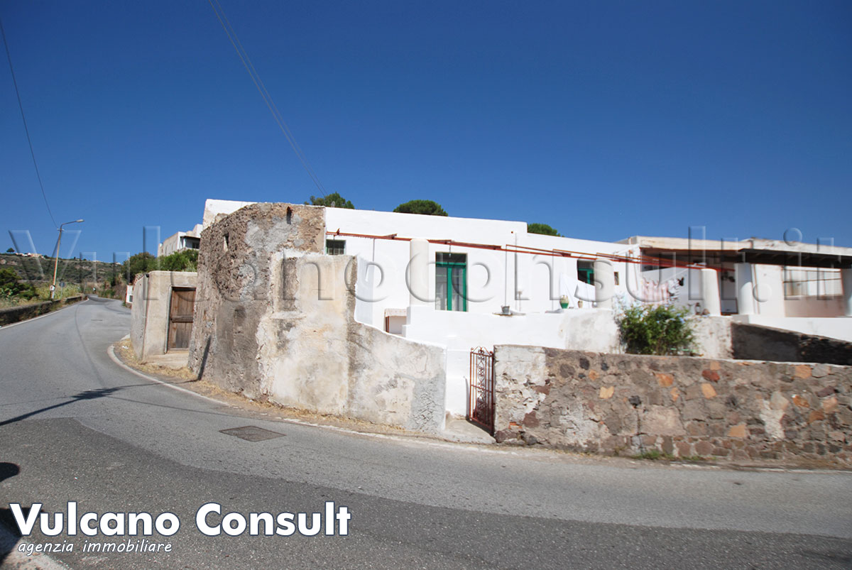 Casa tipica e rudere con terreno