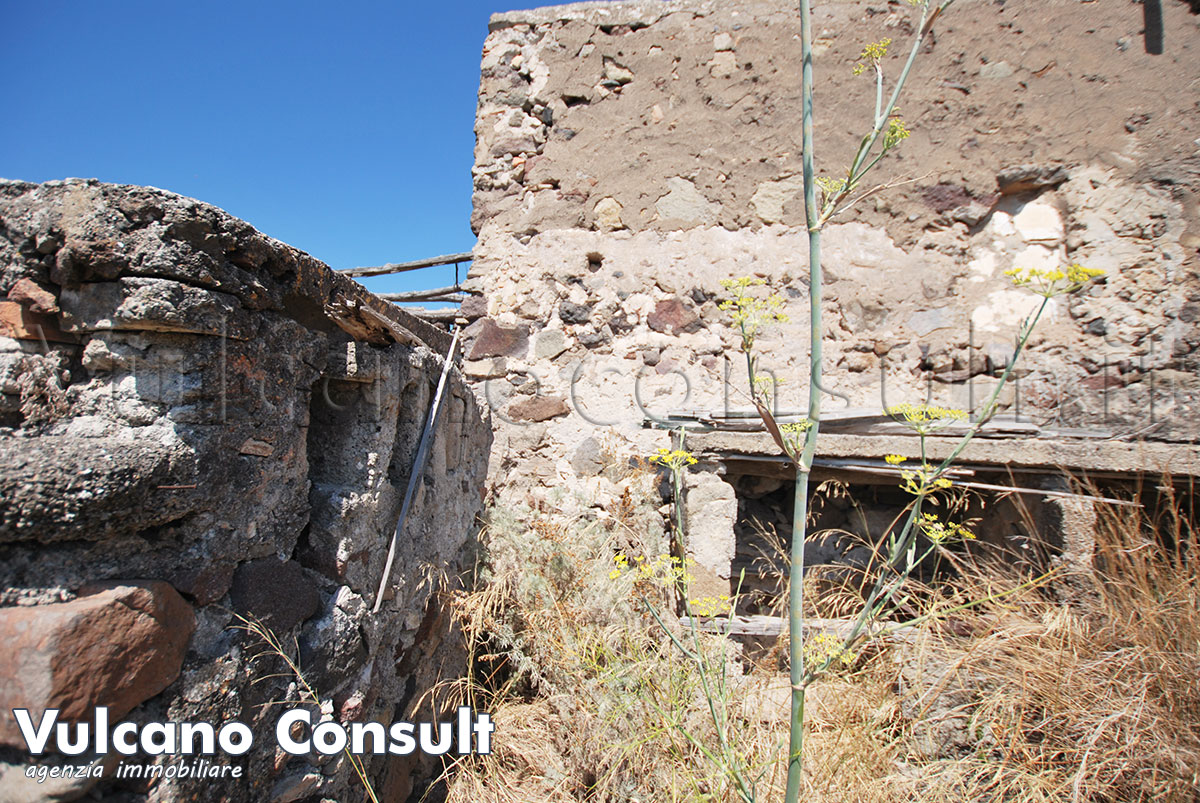 Casa tipica e rudere con terreno