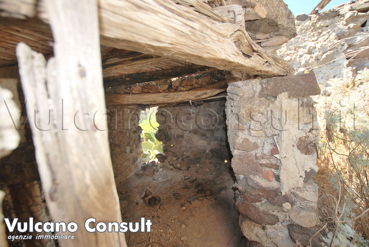 Casa tipica e rudere con terreno