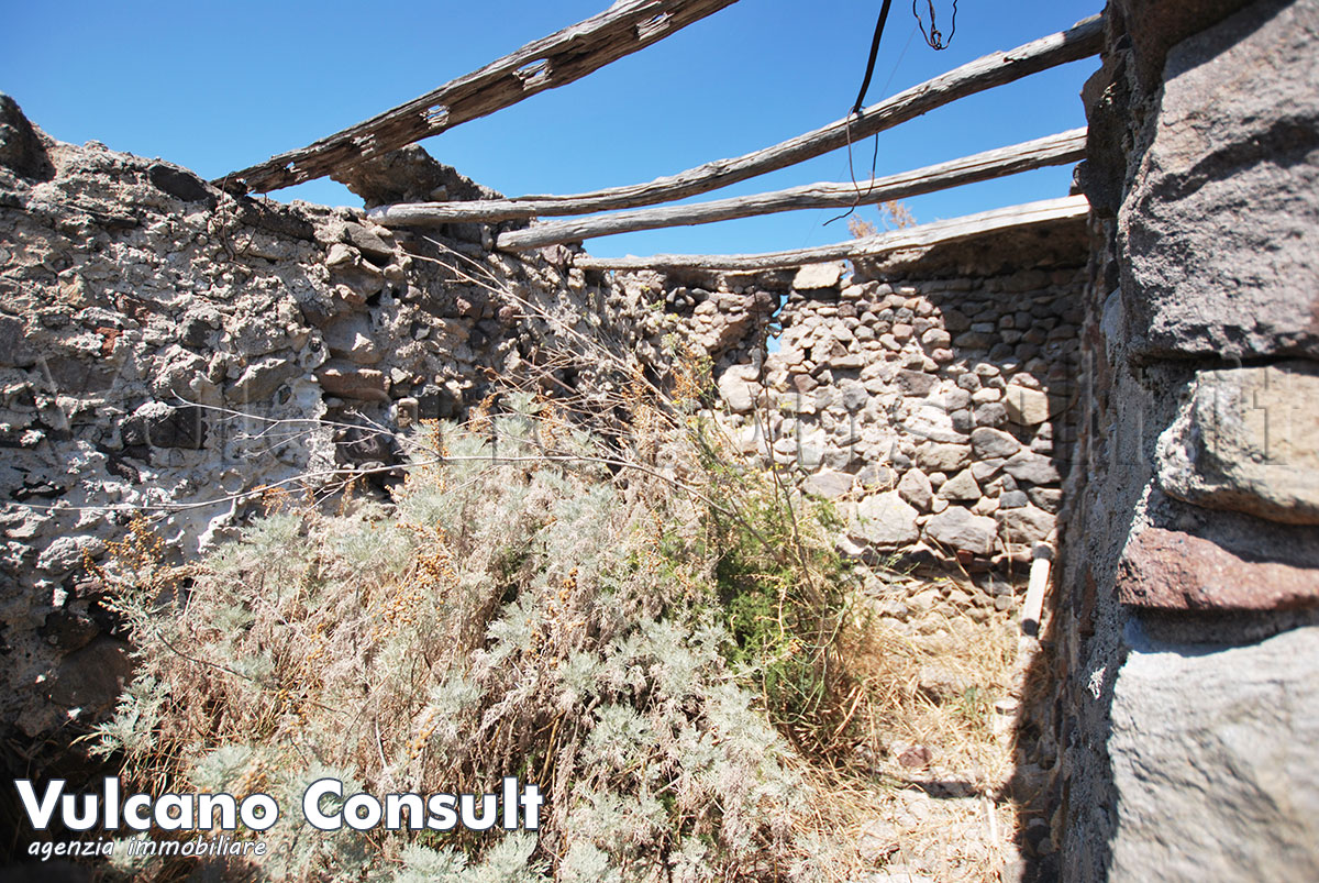 Casa tipica e rudere con terreno