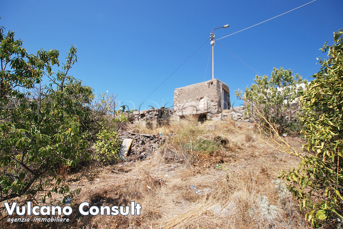 Casa tipica e rudere con terreno