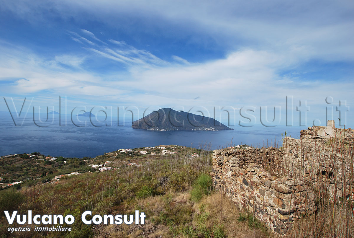 Rudere con terreno Serrofico Quattropani Lipari