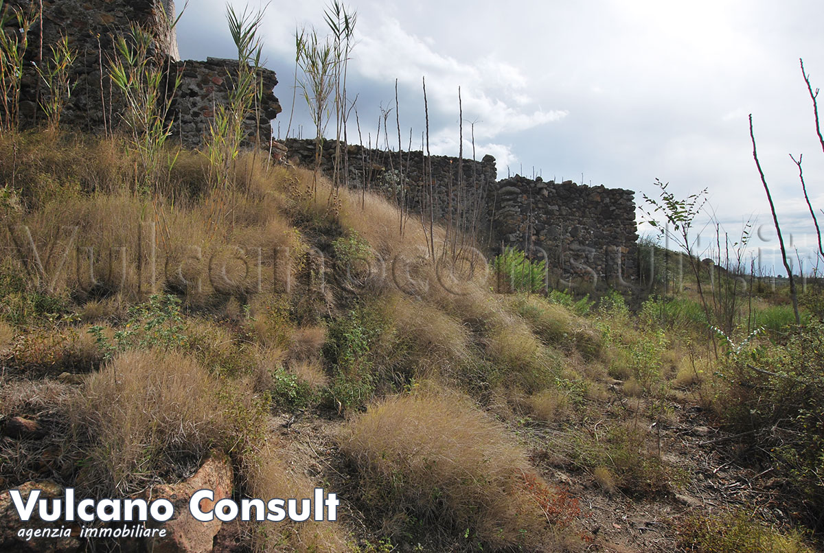Rudere con terreno Serrofico Quattropani Lipari