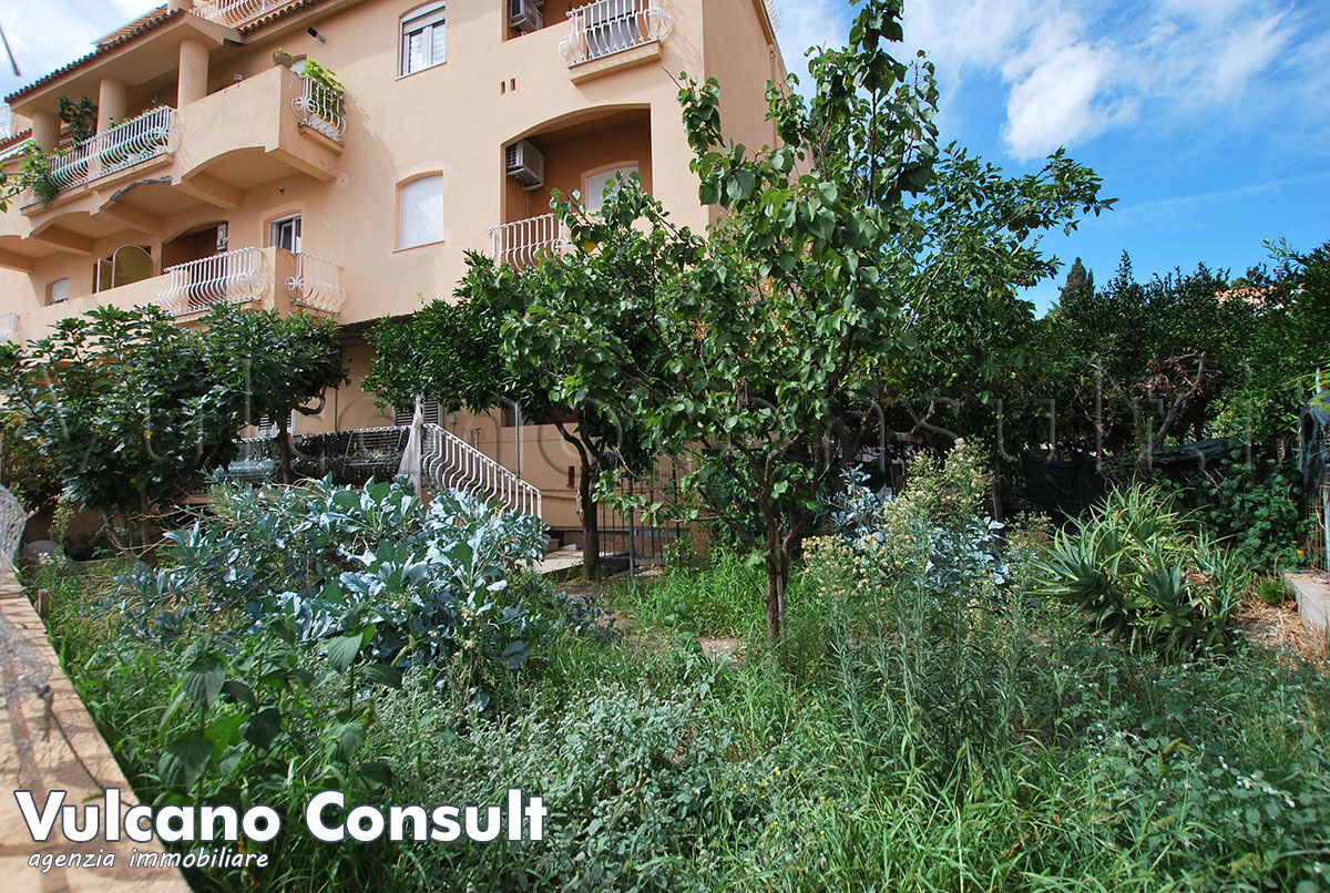 Casa con giardino centro Lipari