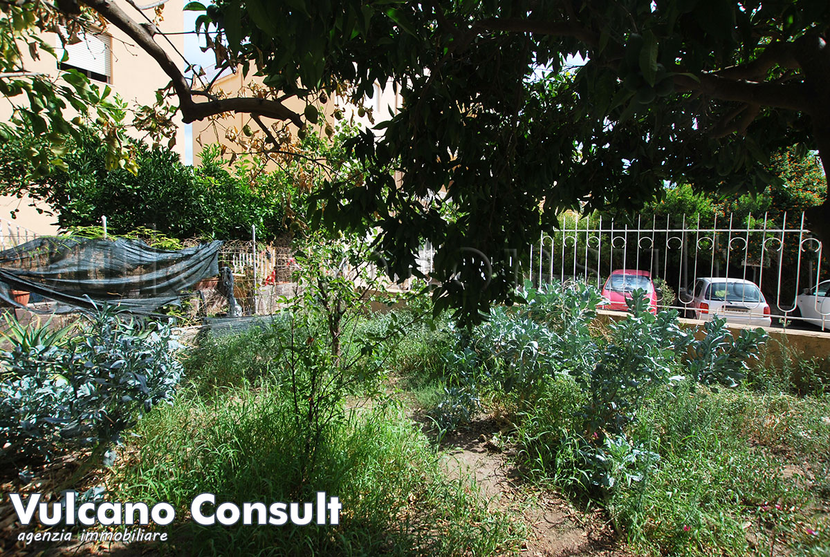 Casa con giardino centro Lipari