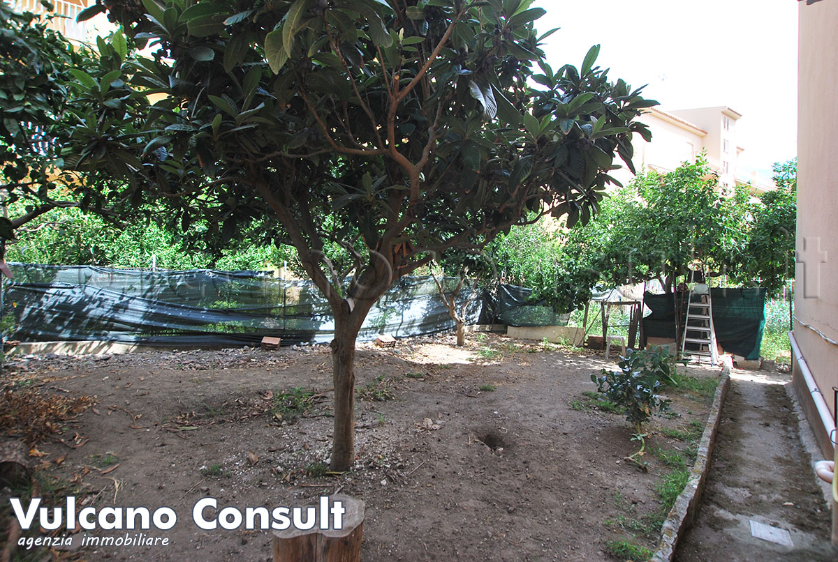 Casa con giardino centro Lipari