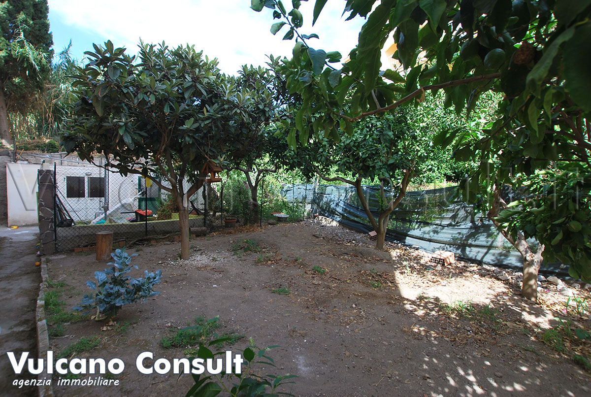 Casa con giardino centro Lipari