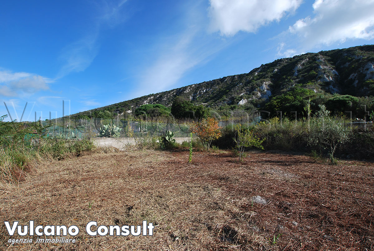 Terreno agricolo con cisterna Lami Lipari