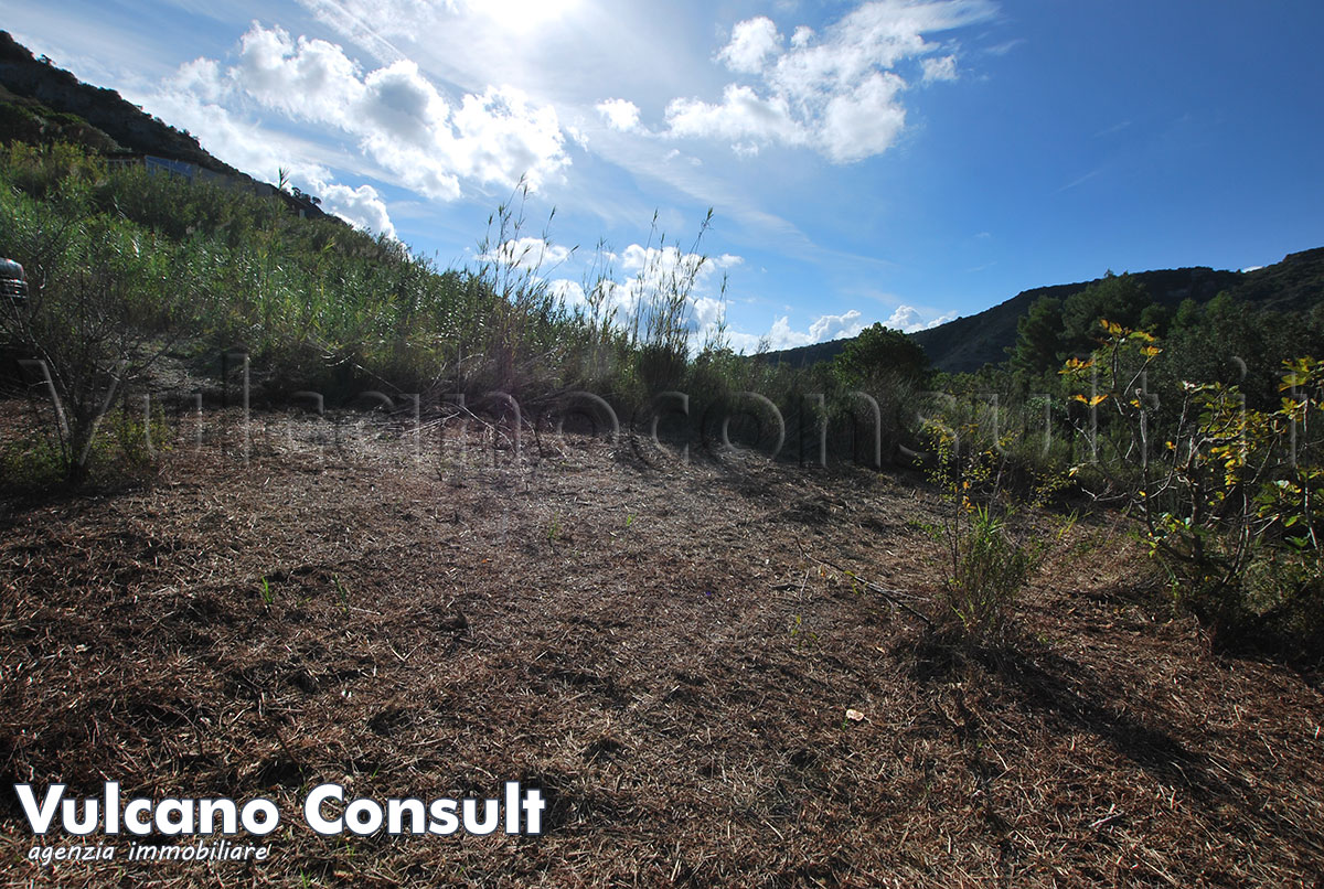 Terreno agricolo con cisterna Lami Lipari