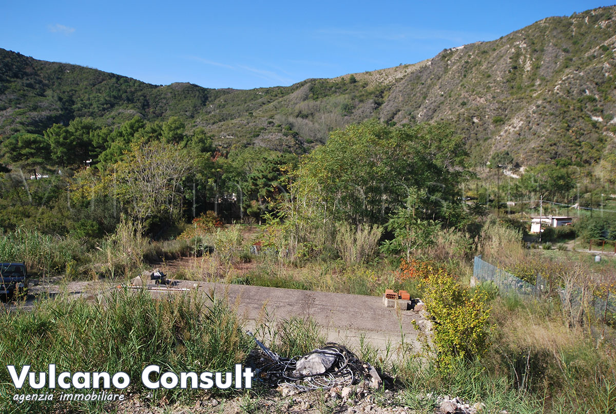 Terreno agricolo con cisterna Lami Lipari