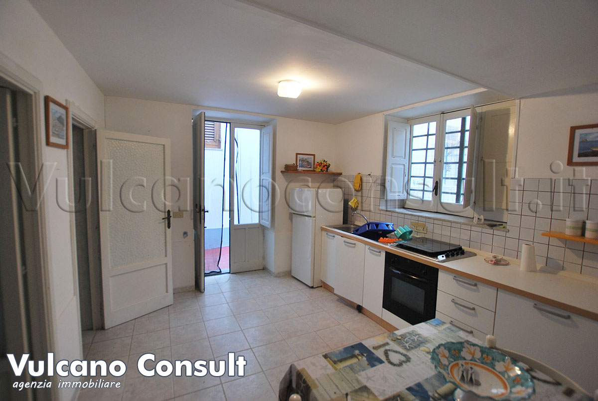 Grande fabbricato vista mare Canneto Lipari