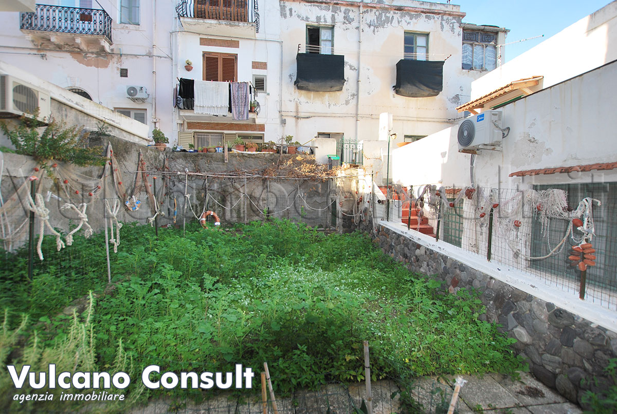 Grande fabbricato vista mare Canneto Lipari