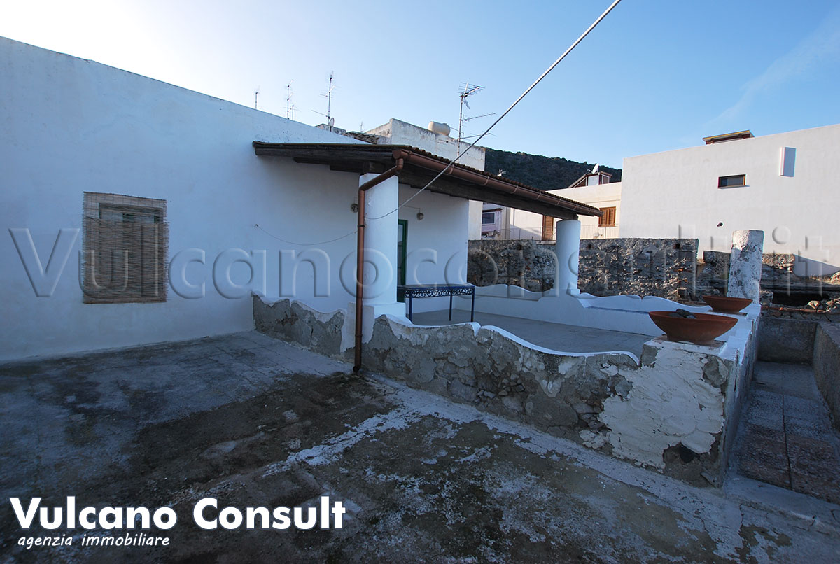 Grande fabbricato vista mare Canneto Lipari