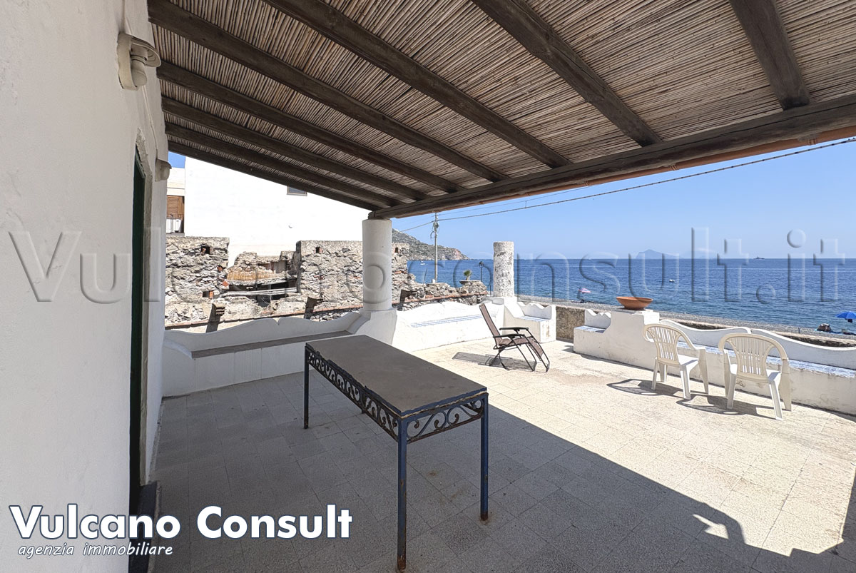 Grande fabbricato vista mare Canneto Lipari