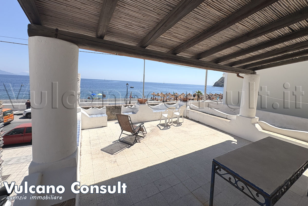 Grande fabbricato vista mare Canneto Lipari