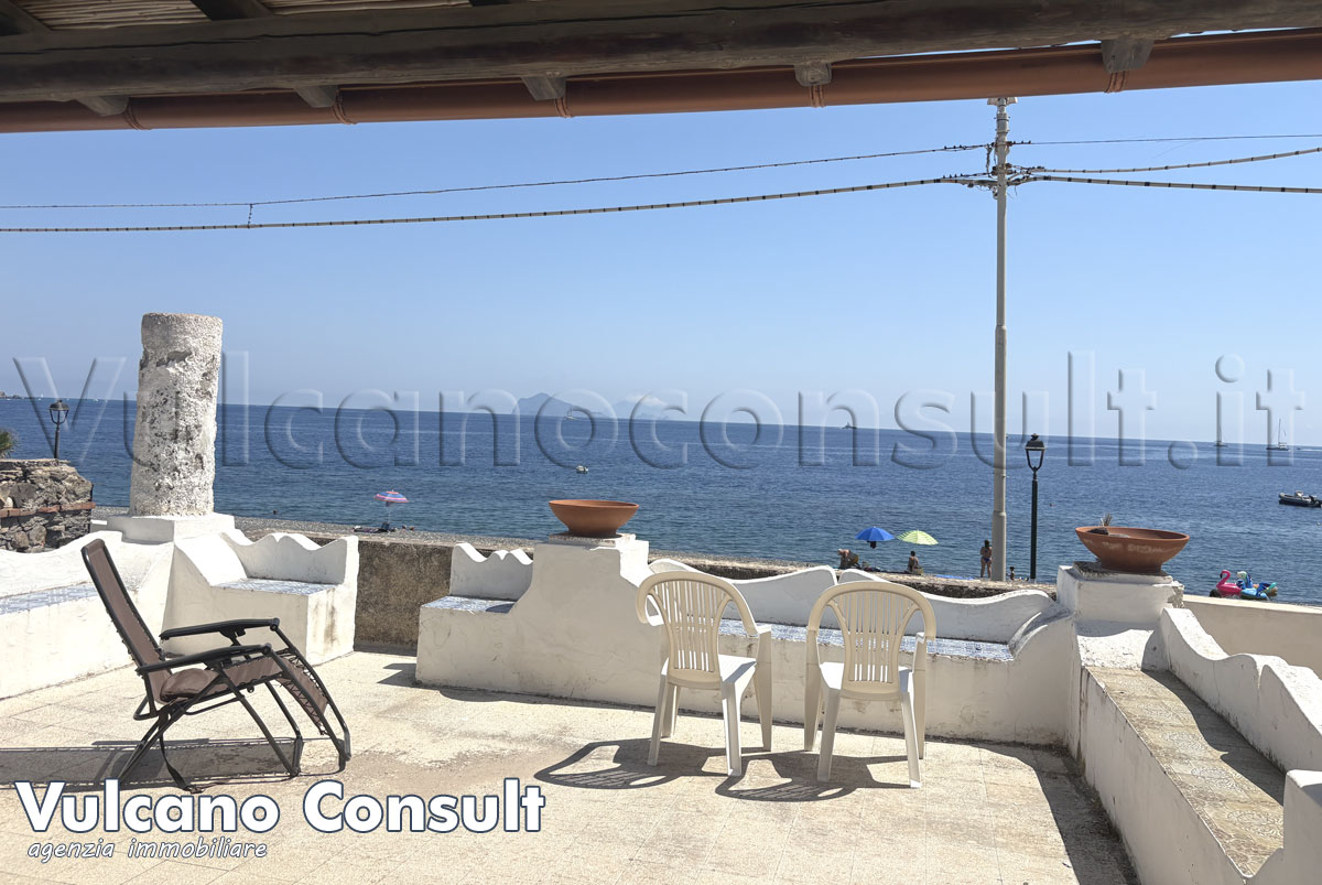 Grande fabbricato vista mare Canneto Lipari