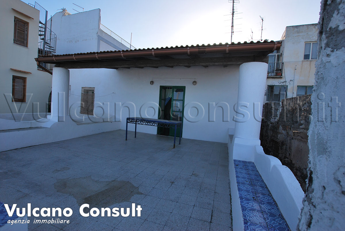 Grande fabbricato vista mare Canneto Lipari